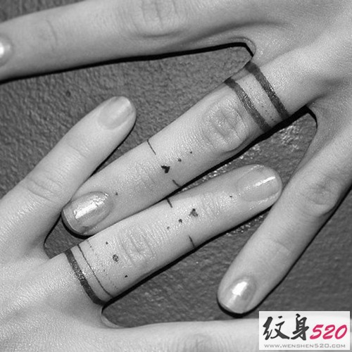 携手一生的情侣手指戒指纹身