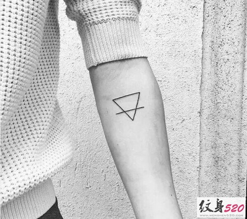 简单的三角形几何纹身小图案