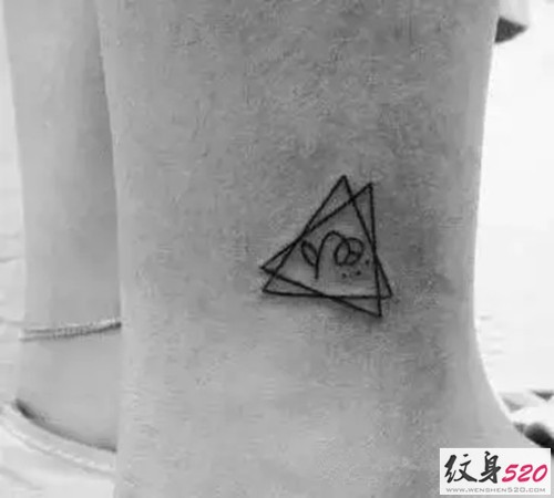 简单的三角形几何纹身小图案