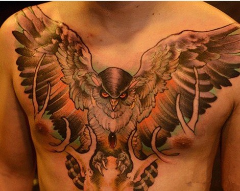 男士胸前潮流时尚的猫头鹰纹身
