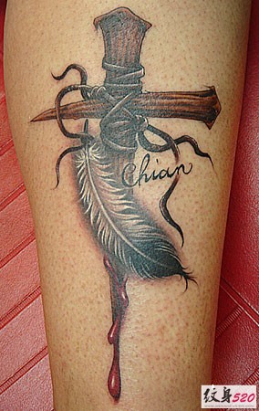 腿部潮流帅气的十字架纹身图案