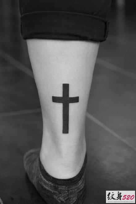 腿部潮流帅气的十字架纹身图案