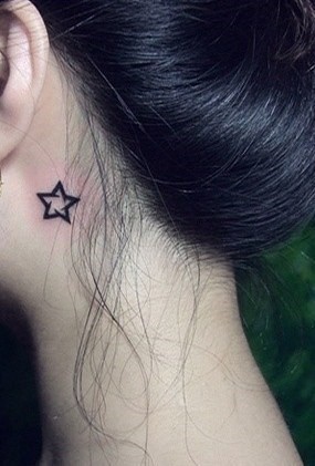 女孩子颈部一颗小小的星星纹身