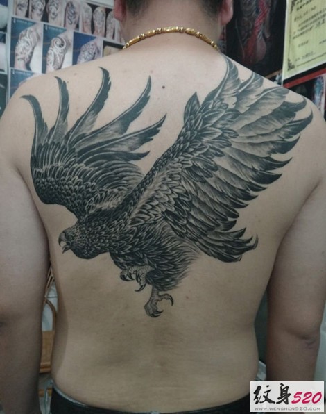 雄鹰展翅 男士背部帅气的老鹰纹身
