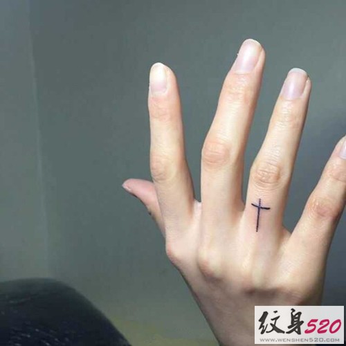 手指间的十字架小图案纹身