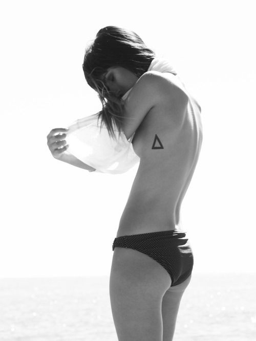 女性肋部一款简单的三角形纹身