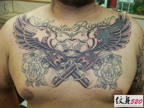男士前胸部个性十足的翅膀纹身