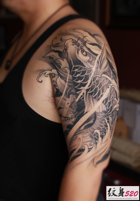 手臂大臂上时尚的鲤鱼纹身