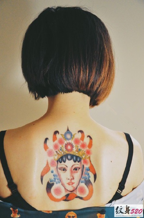 肩背部柔美温婉的花旦纹身