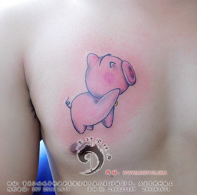 男子左胸部可爱的小猪纹身图案_重庆墨针堂纹身