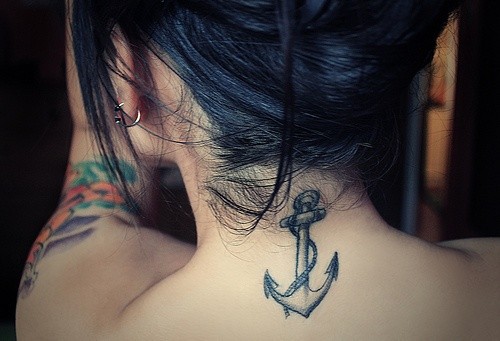 颈部漂亮的船锚纹身