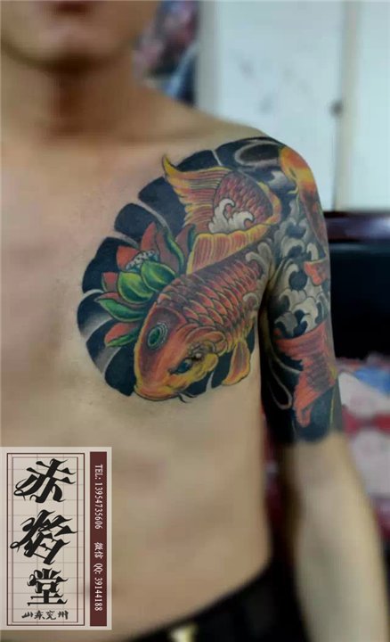 山东纹身 半甲纹身 前胸招财鲤鱼纹身 中国式纹身