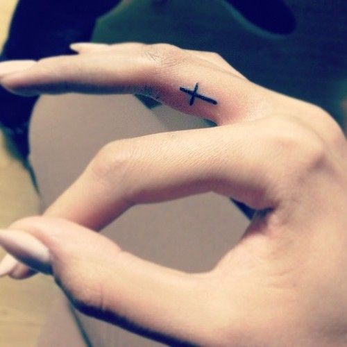 女性手指上的十字架刺青