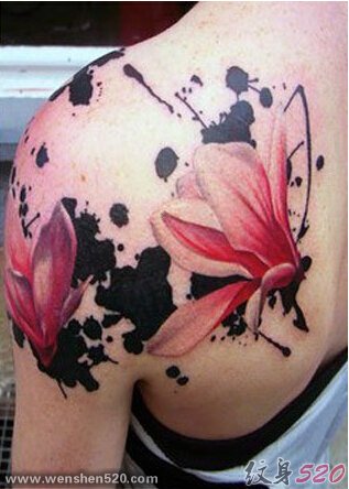 美女左肩上的三朵大红花纹身