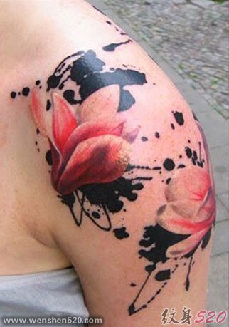 美女左肩上的三朵大红花纹身