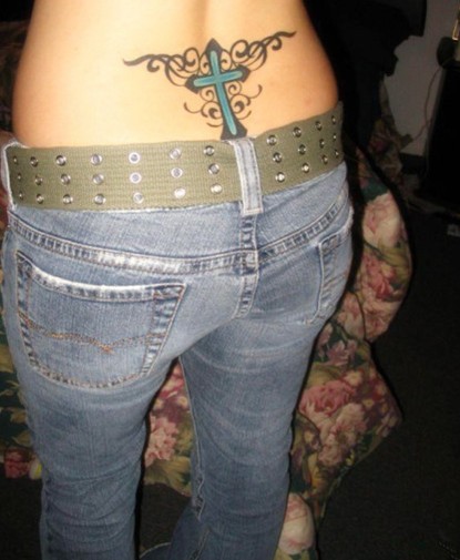 女性腰部十字架刺青