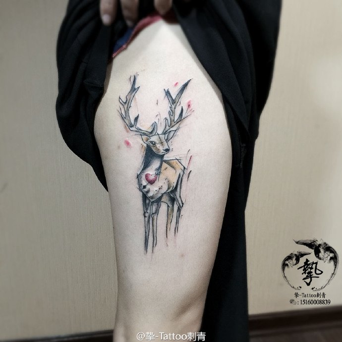 女生大腿水彩鹿纹身