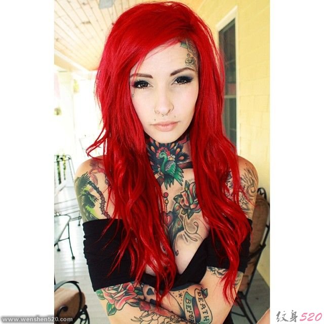 一个红发美女的花纹身