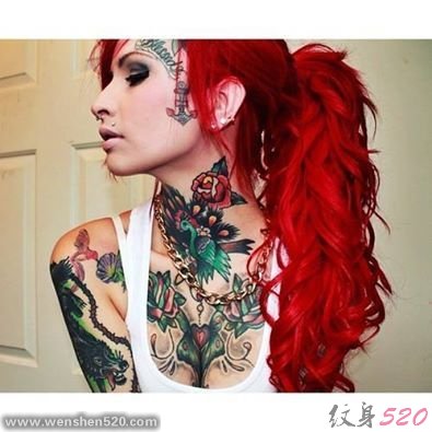 一个红发美女的花纹身