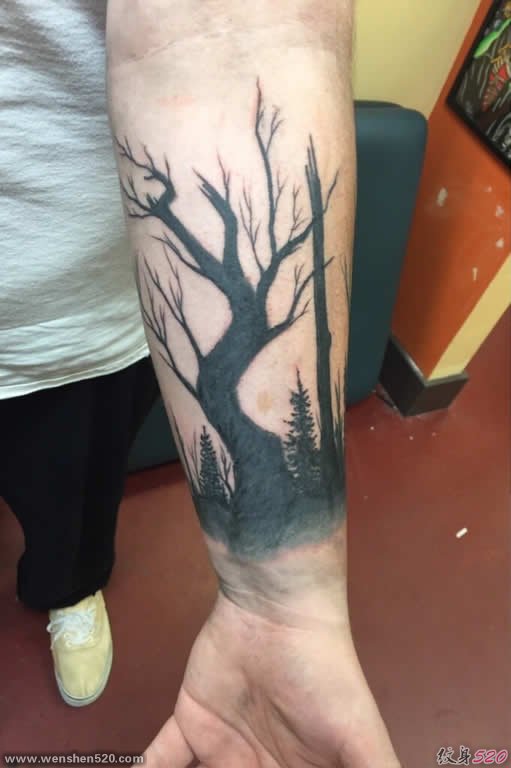 手臂上的黑色森林纹身