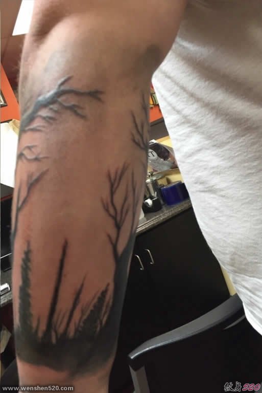 手臂上的黑色森林纹身
