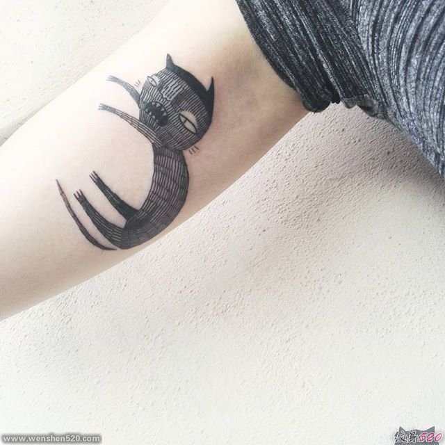 可爱的细纹身线条的动物纹身图案