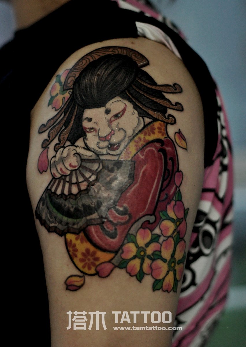 手臂艺妓猫纹身图案