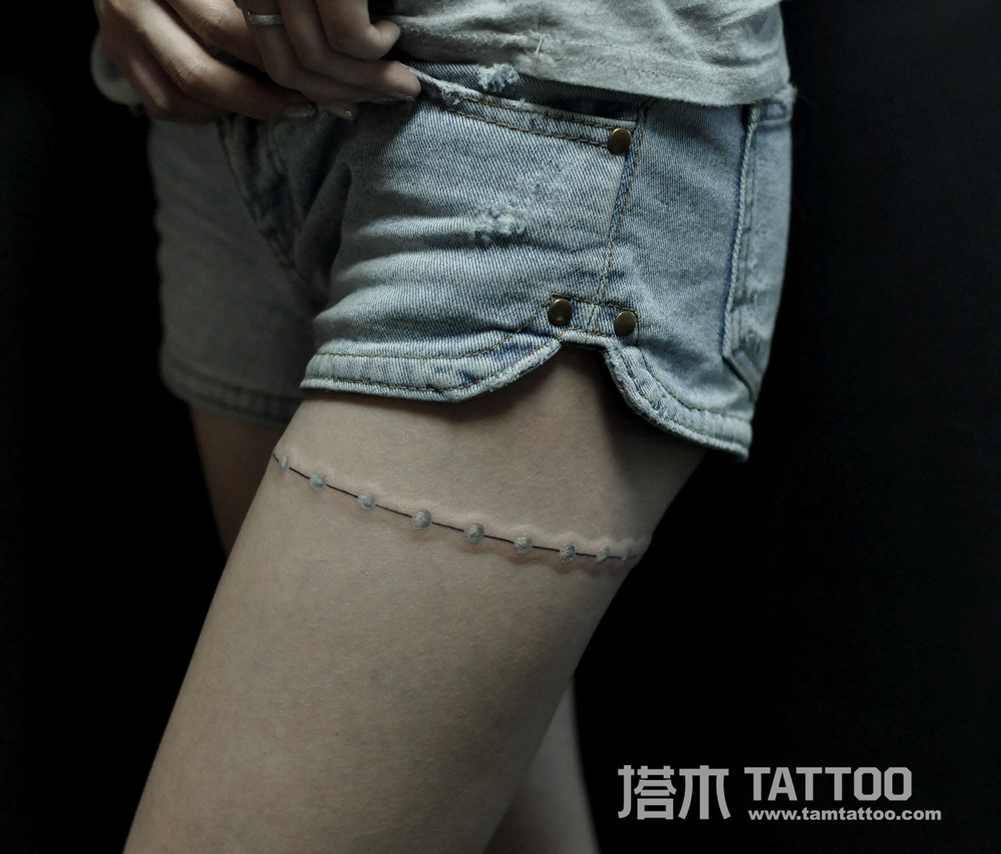 女孩腿链纹身图案