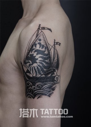手臂帆船纹身-塔木纹身
