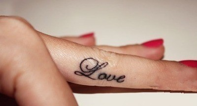 女性手指LOVE英文时尚刺青