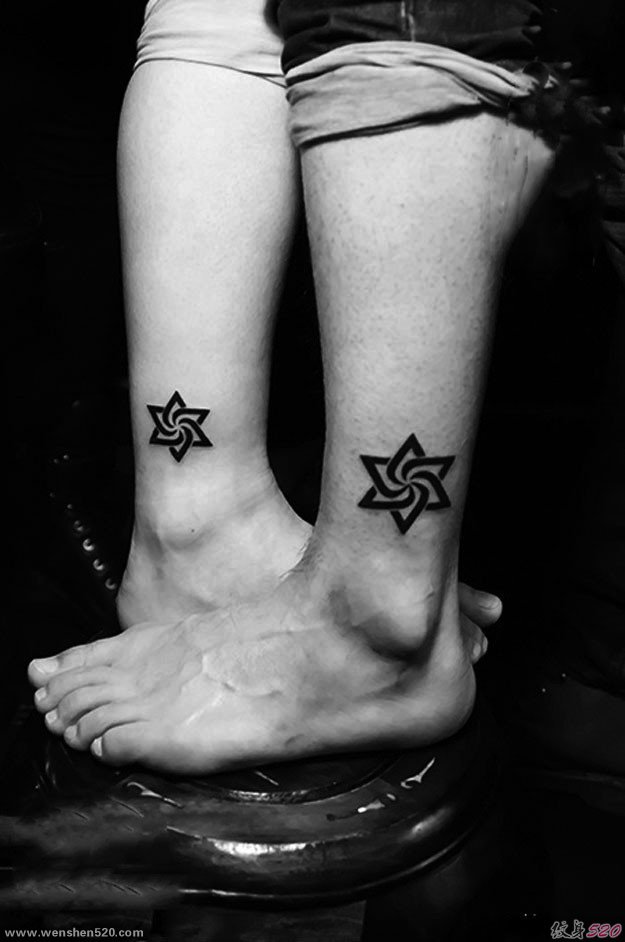 一组情侣搭配的脚踝上的小纹身