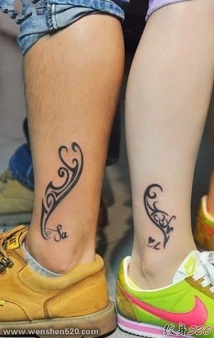一组情侣搭配的脚踝上的小纹身
