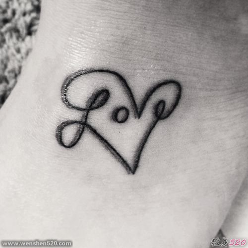 代表爱意的"LOVE"文字纹身