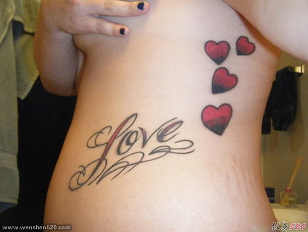代表爱意的"LOVE"文字纹身