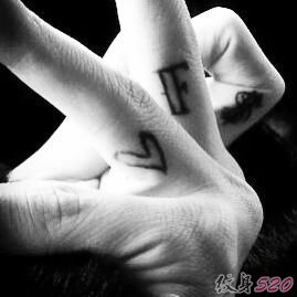 一起看韩星权志龙身上的多处纹身图案