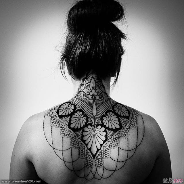 女性漂亮的后颈部纹身图案