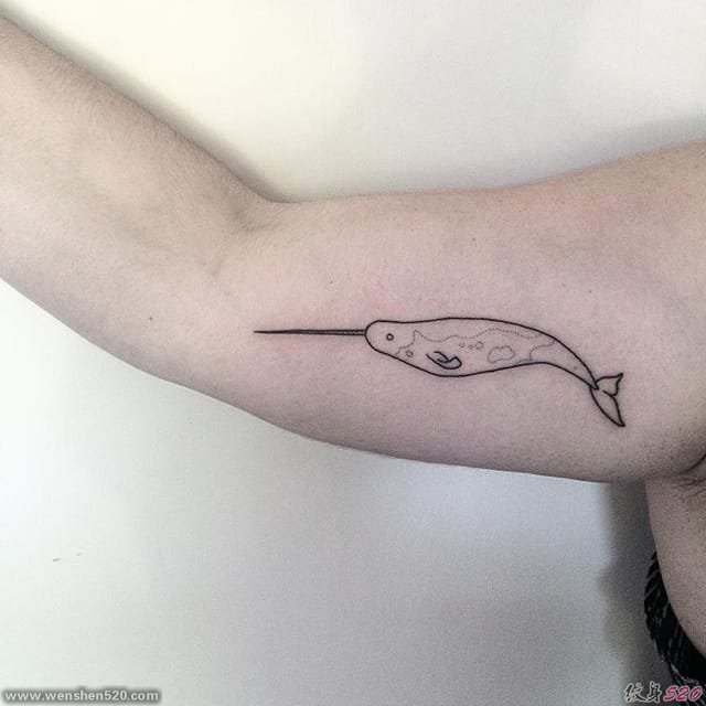 可爱的独角鲸纹身图案