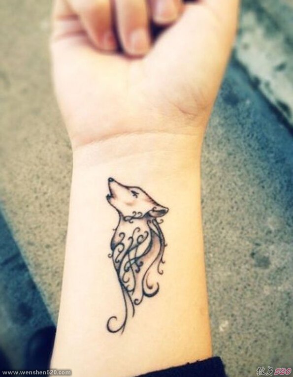 手腕上可爱的小狐狸纹身