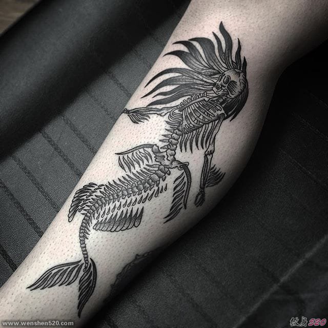 纹身师阿比盖尔·罗宾的诱人黑色纹身图案