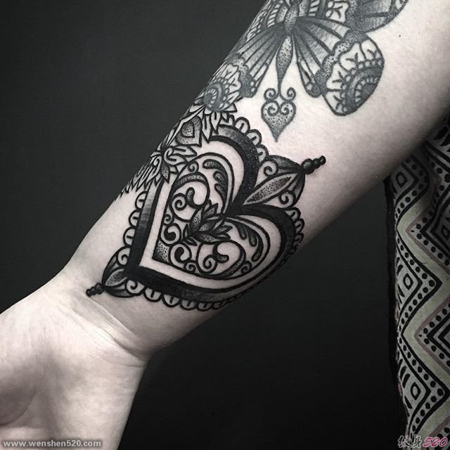 纹身师阿比盖尔·罗宾的诱人黑色纹身图案