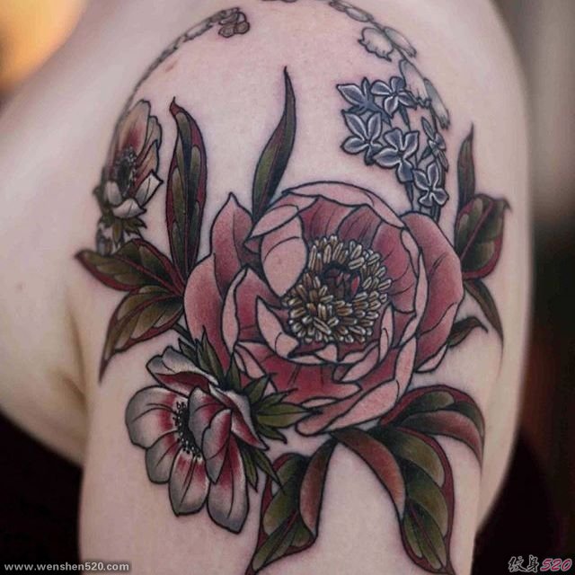 女性的花臂花腿纹身图案