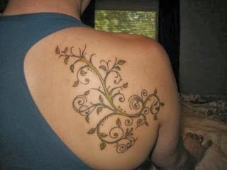 漂亮的花藤蔓纹身图案