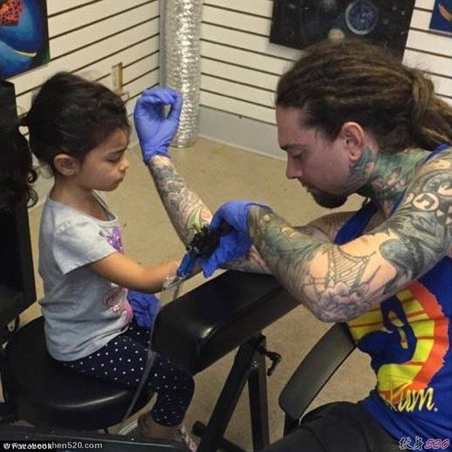 一个4岁纹身师和她的纹身作品