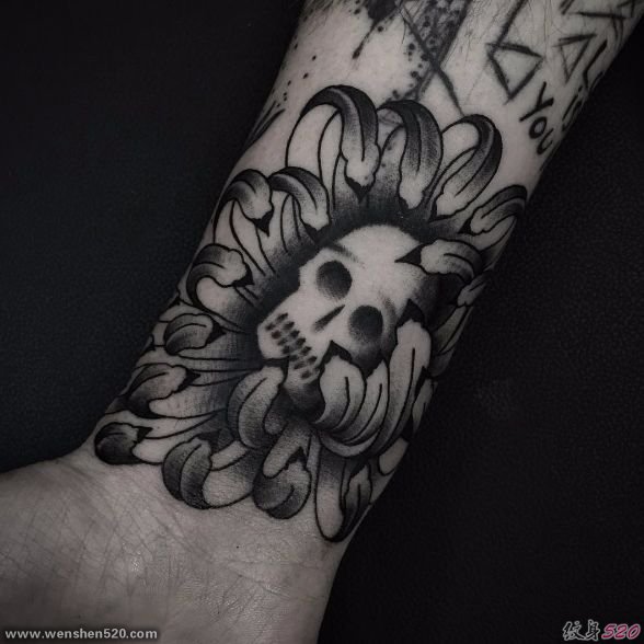 纹身师安德烈投的一组黑色点刺纹身图案