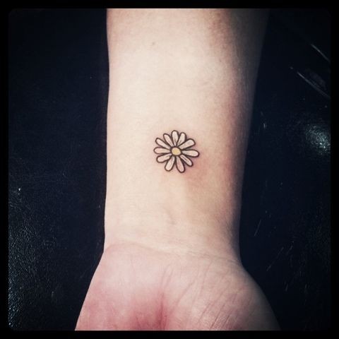 手腕处小小的菊花纹身
