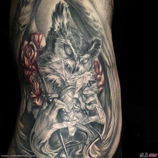 男性霸气的黑灰色猫头鹰和骷髅纹身图案