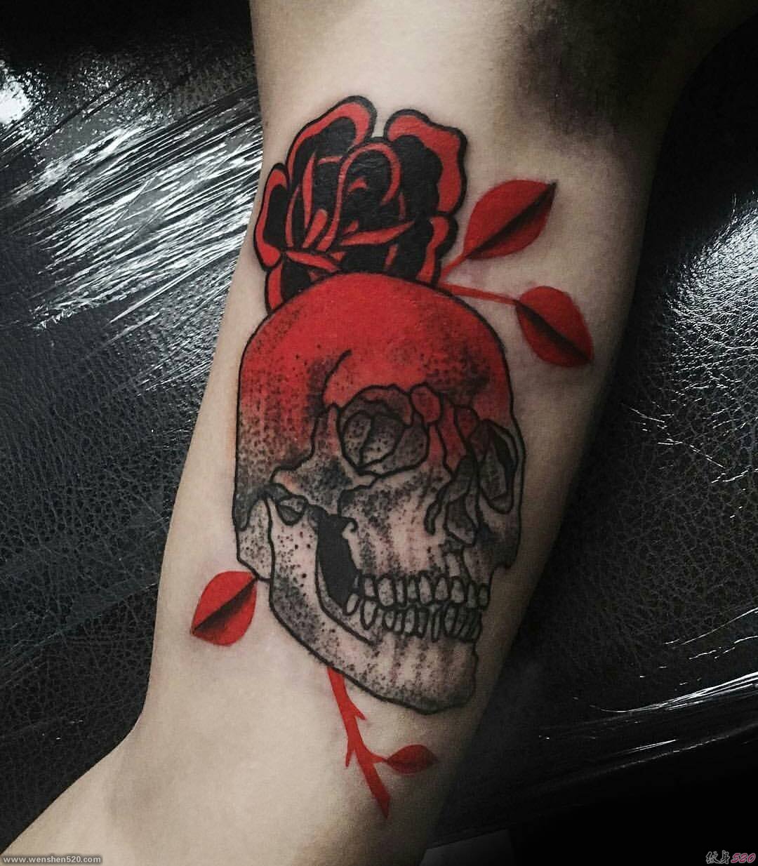 手臂上的红玫瑰骷髅纹身图案