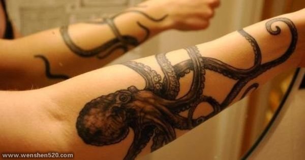 手臂上现实主义黑灰色章鱼纹身图案