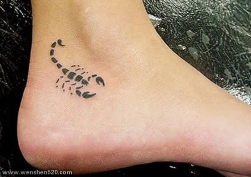 女性精致的脚踝纹身图案