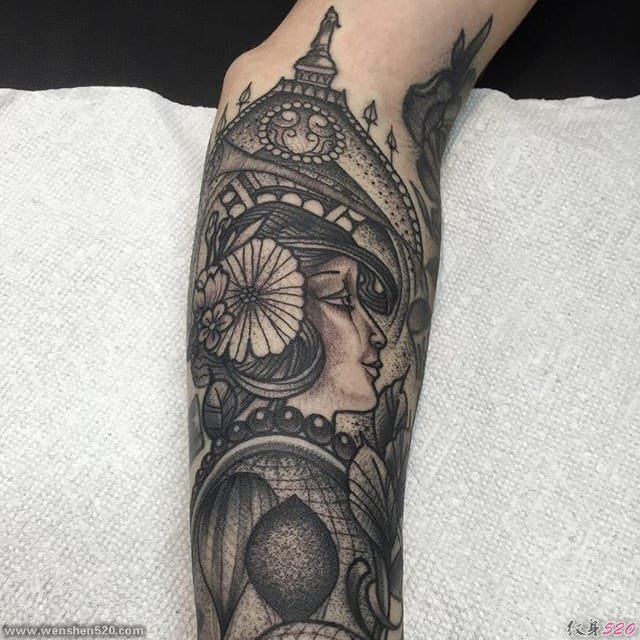 手臂和腿上的黑色点刺纹身来自乔恩·罗德里格斯